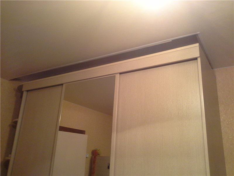 Шкаф под потолок и натяжной потолок фото