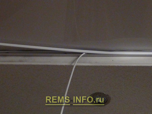 Монтаж кабель канала на потолке